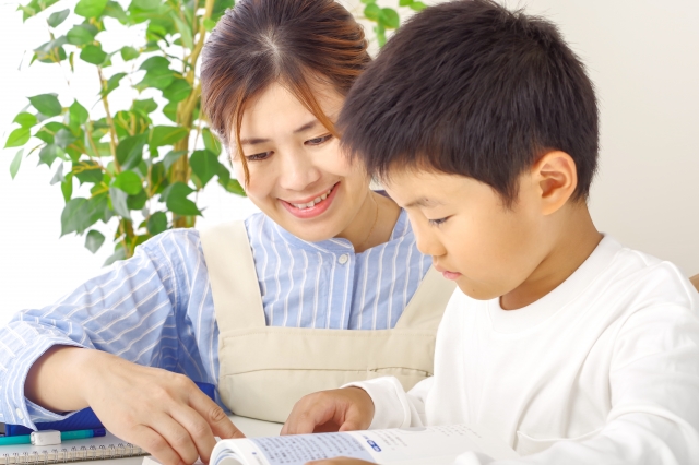 勉強を教える女性スタッフ